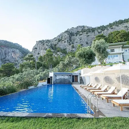 Peaceful Duplex With Splendid View & Shared Pool In